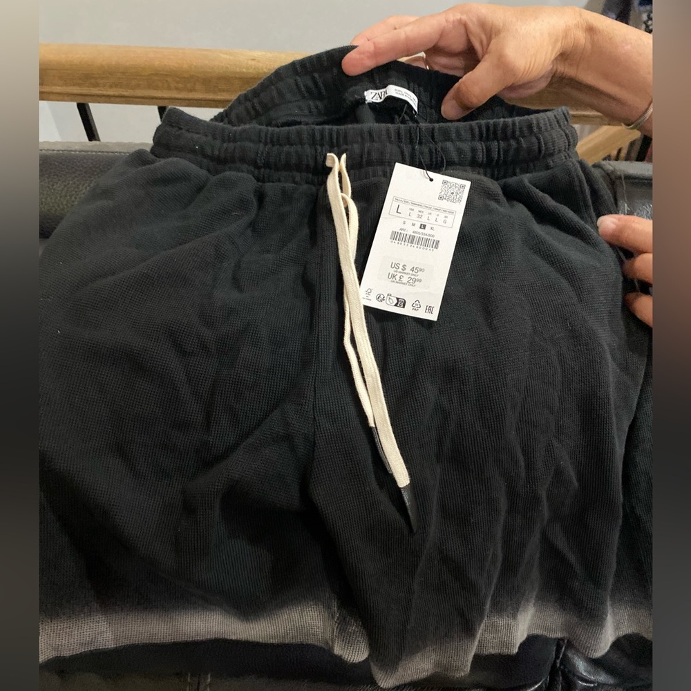 BRAND NEW ZARA SHORTS BLACK W GREY AT THE BOTTOM